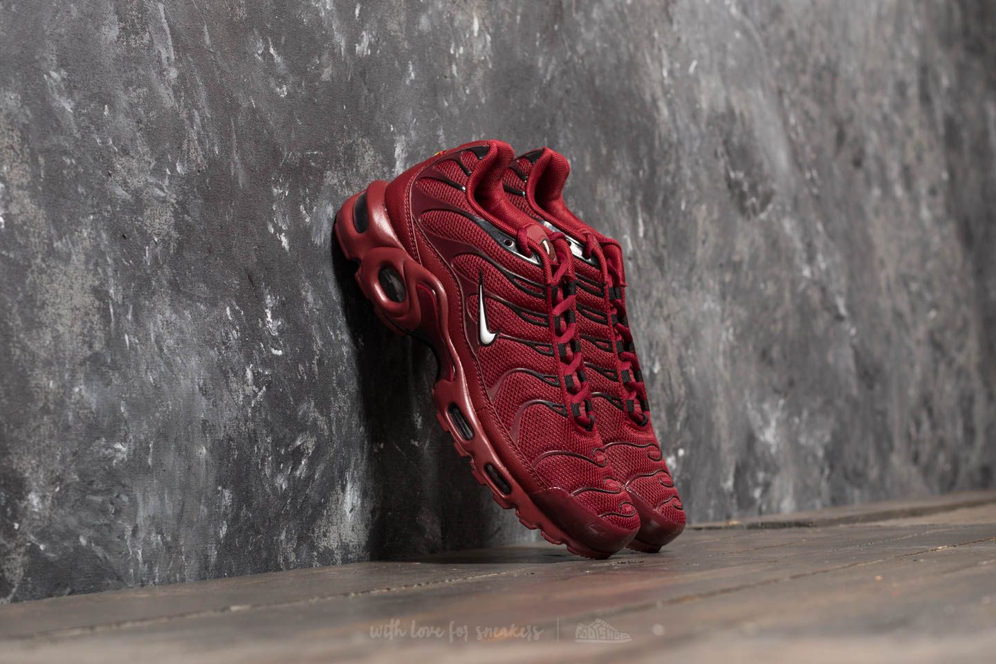 Team red nike air max plus deals