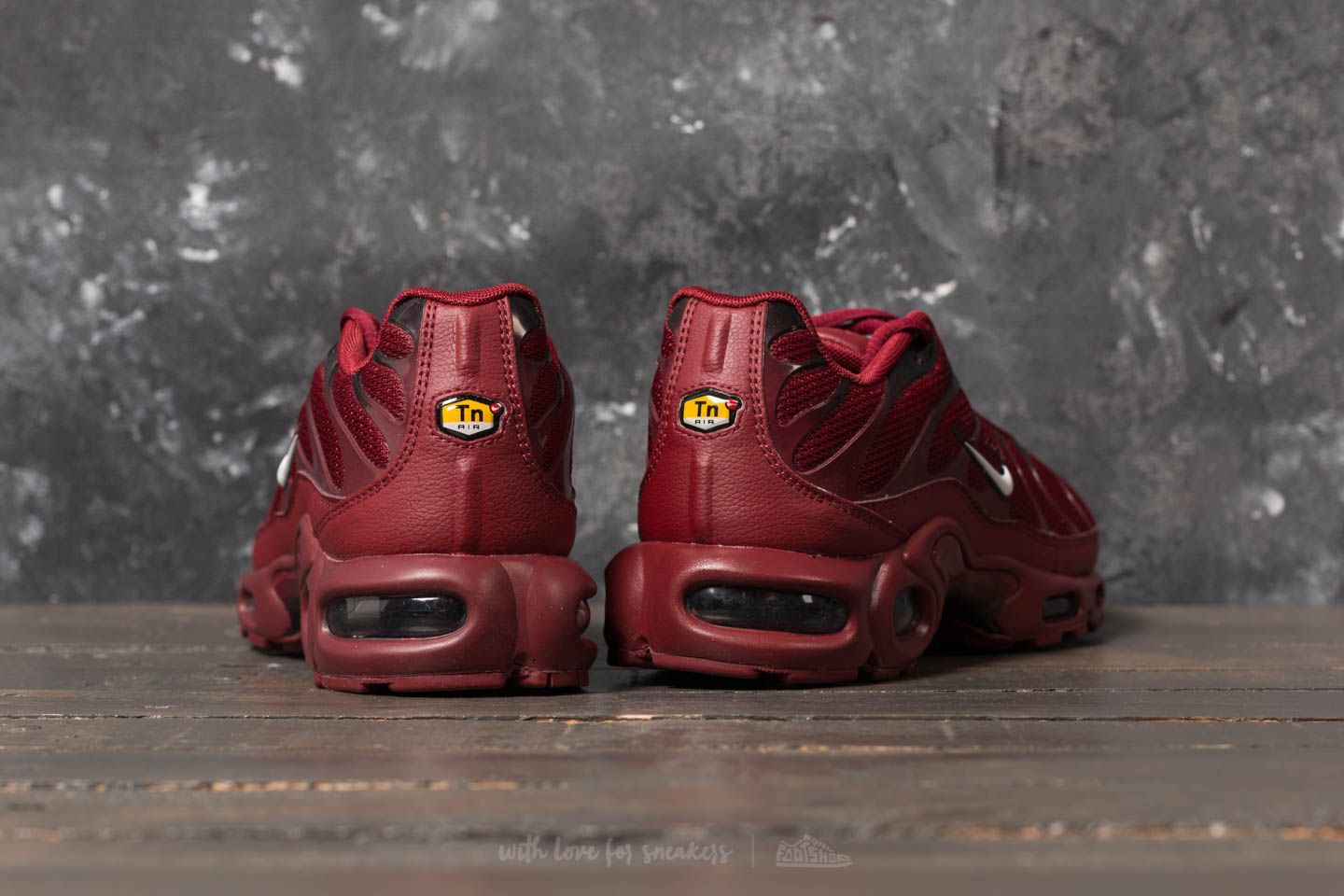 Air max plus team red mens deals