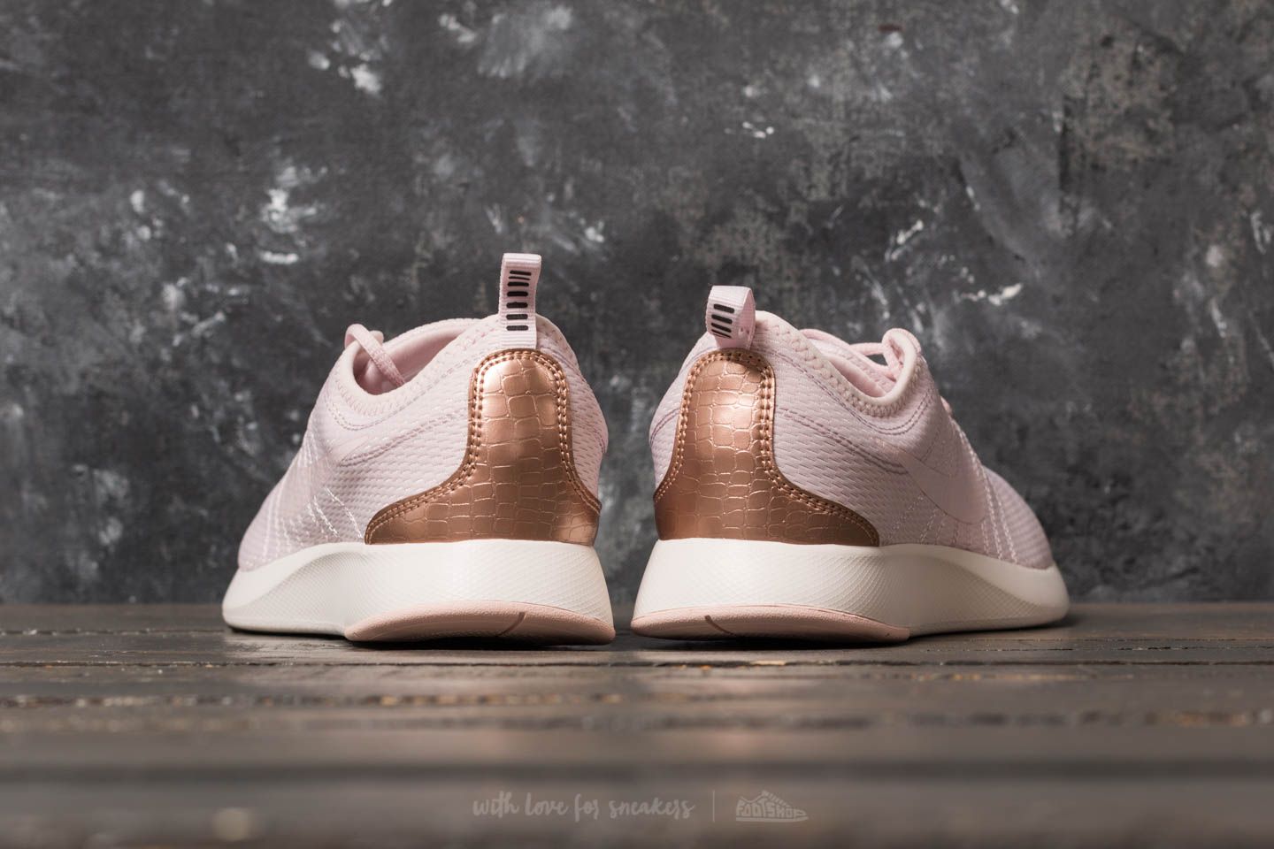 Nike dualtone on sale racer women's pink