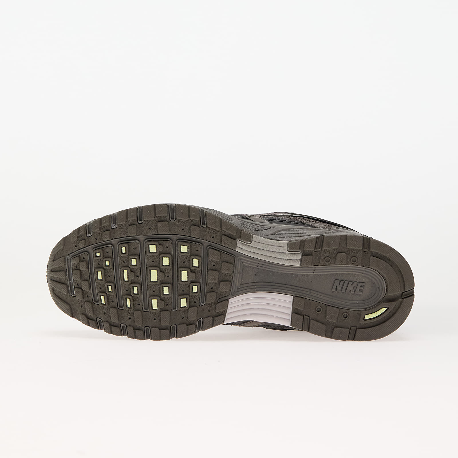 Männer Nike P-6000 Cave Stone/ Metallic Silver-Medium Ash