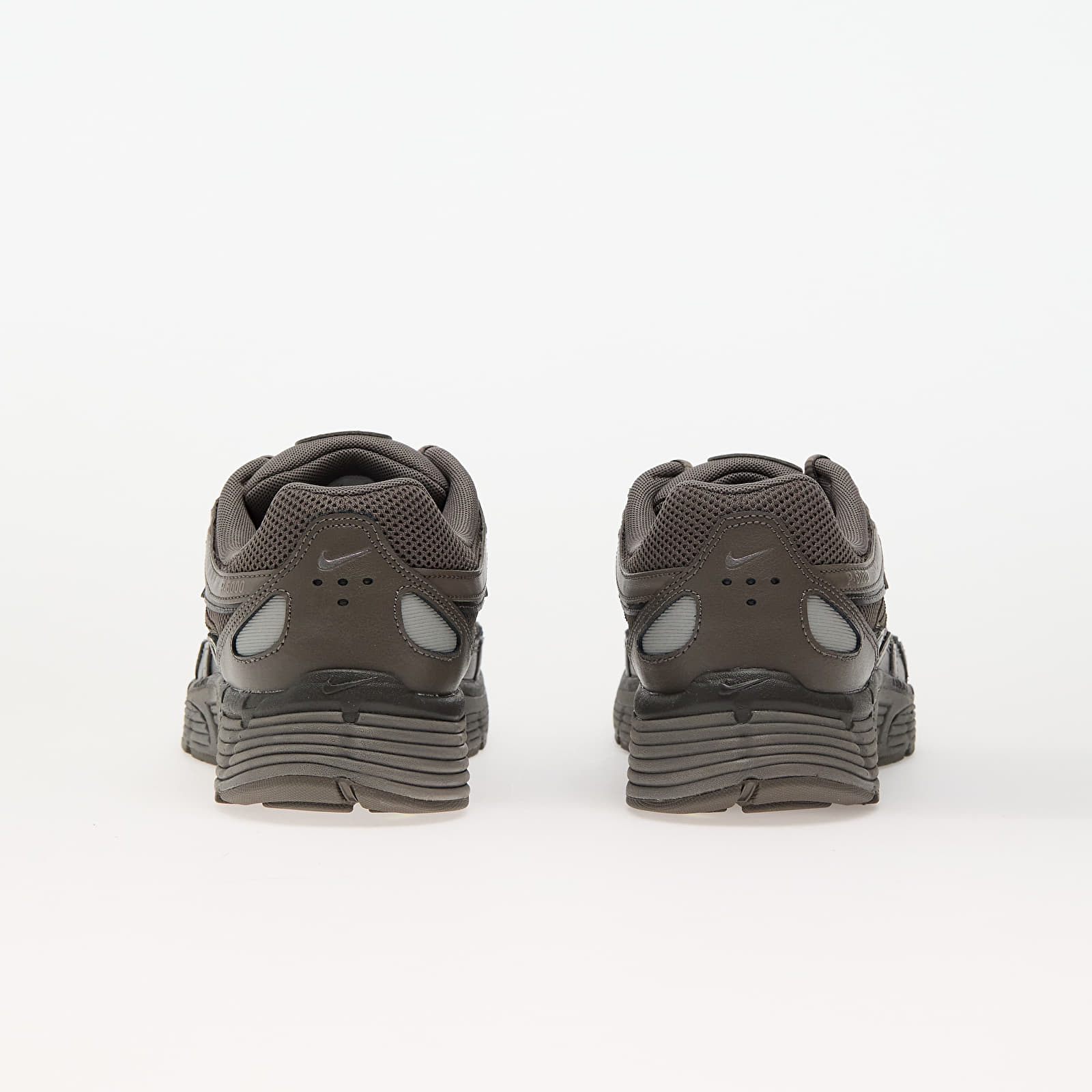 Männer Nike P-6000 Cave Stone/ Metallic Silver-Medium Ash