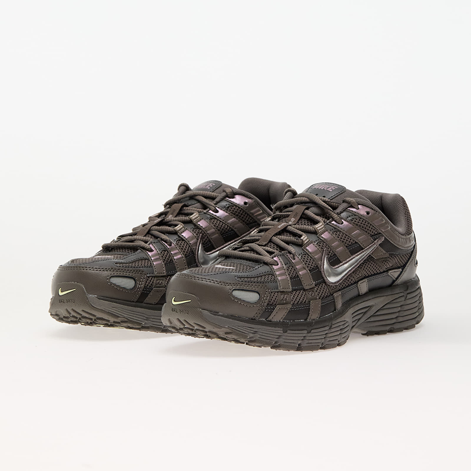 Männer Nike P-6000 Cave Stone/ Metallic Silver-Medium Ash