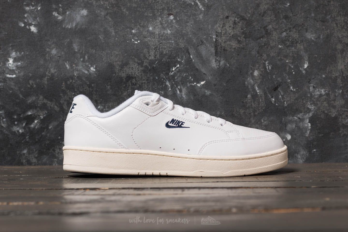 Nike grandstand white top