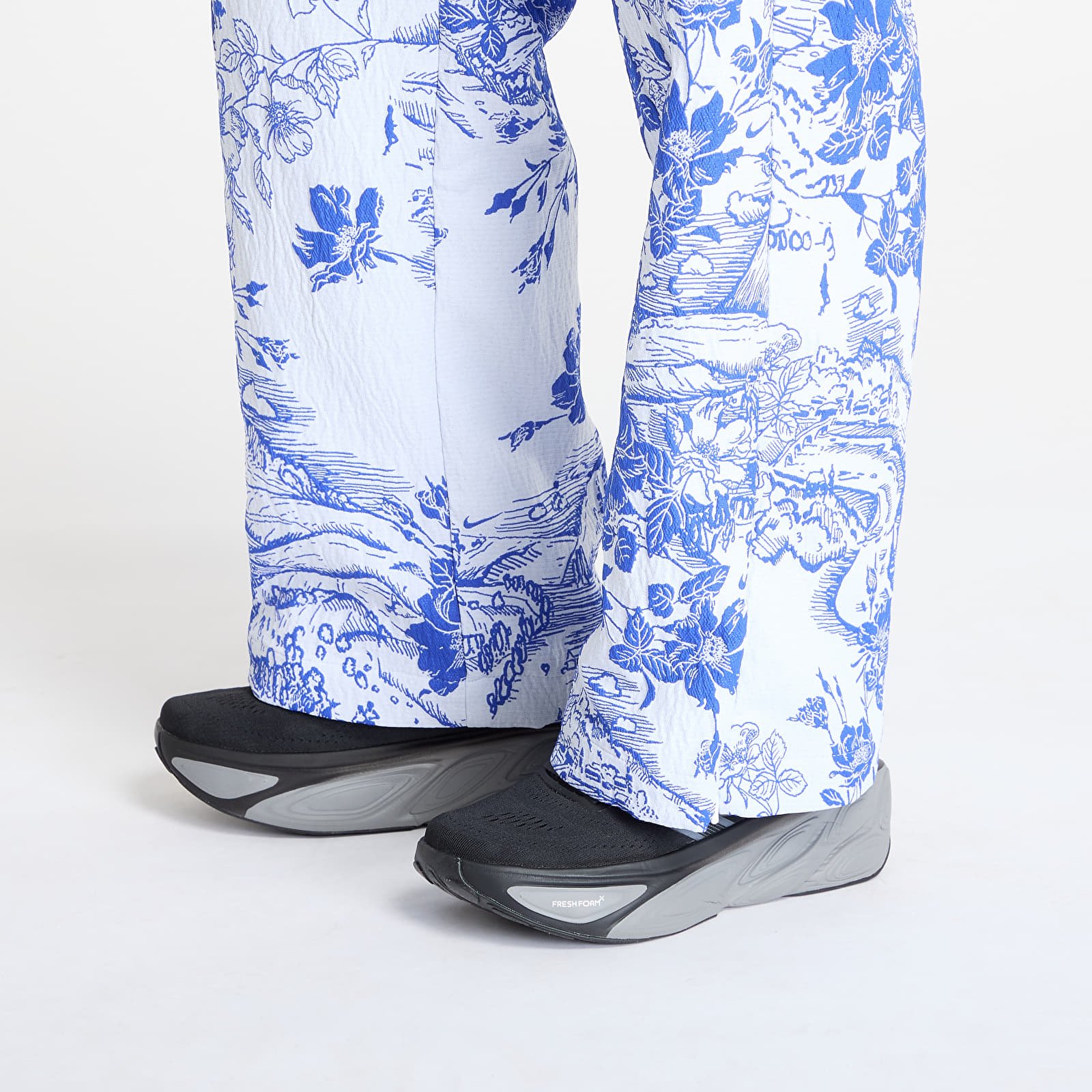 Hosen für Frauen Nike Sportswear Collection Women's Mid-Rise Jacquard Track Pants White/ Hyper Royal/ White