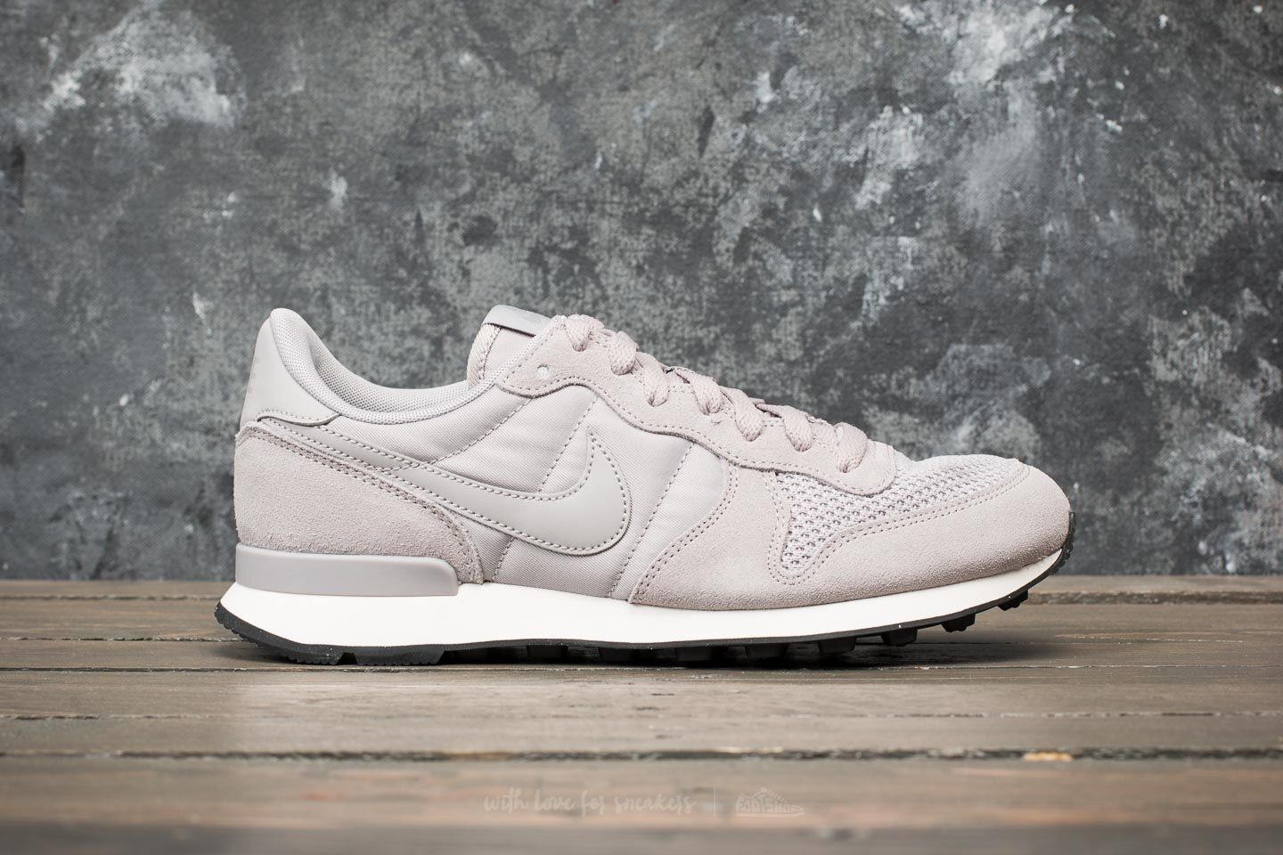 Nike internationalist se top trainers in grey aj2024-001