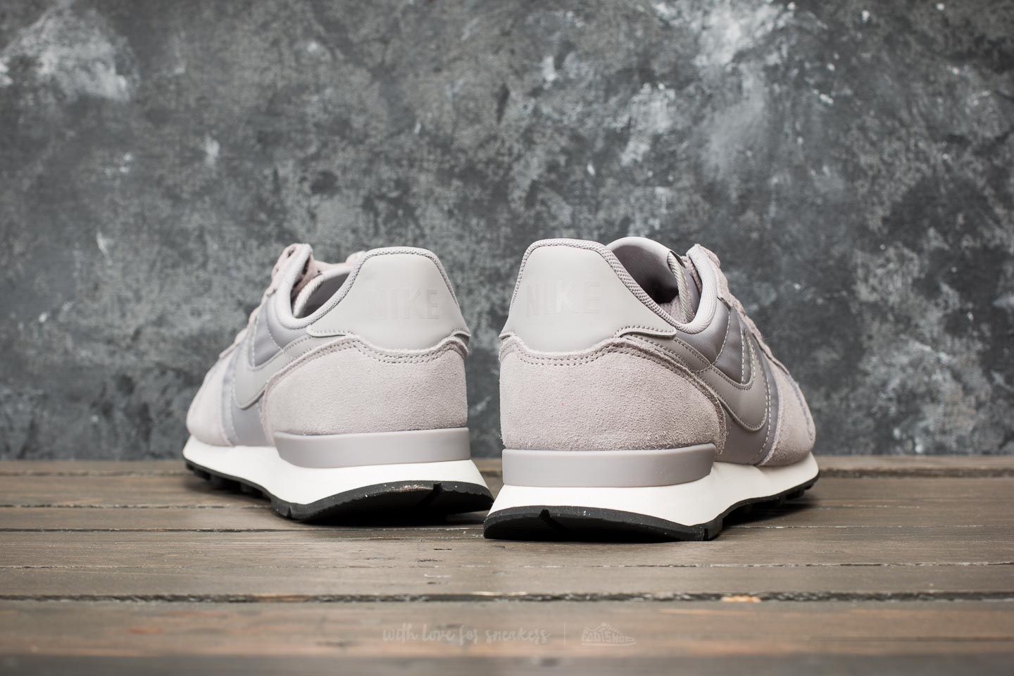 Nike internationalist se top trainers in grey aj2024-001