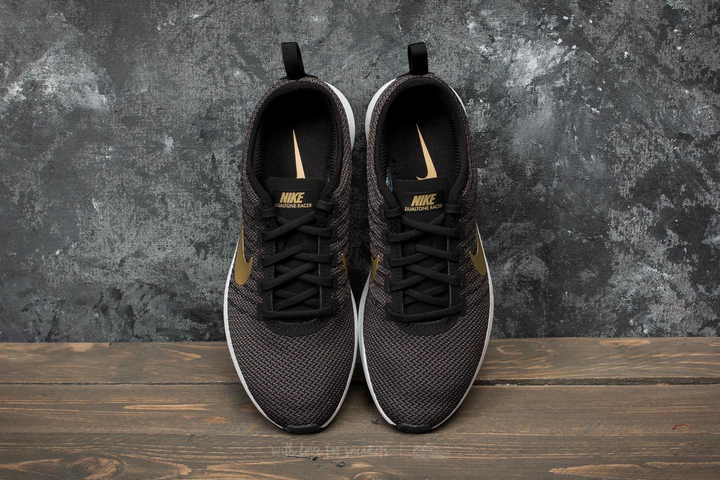 Nike dualtone racer women's black and gold store