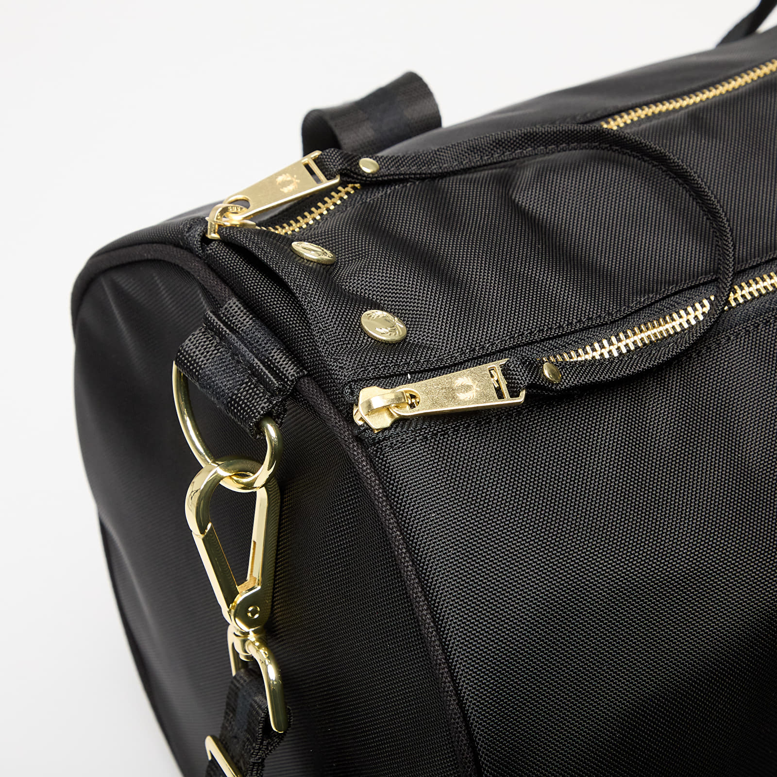 Duffle bag FRED PERRY Textured Nylon Barrel Bag Black