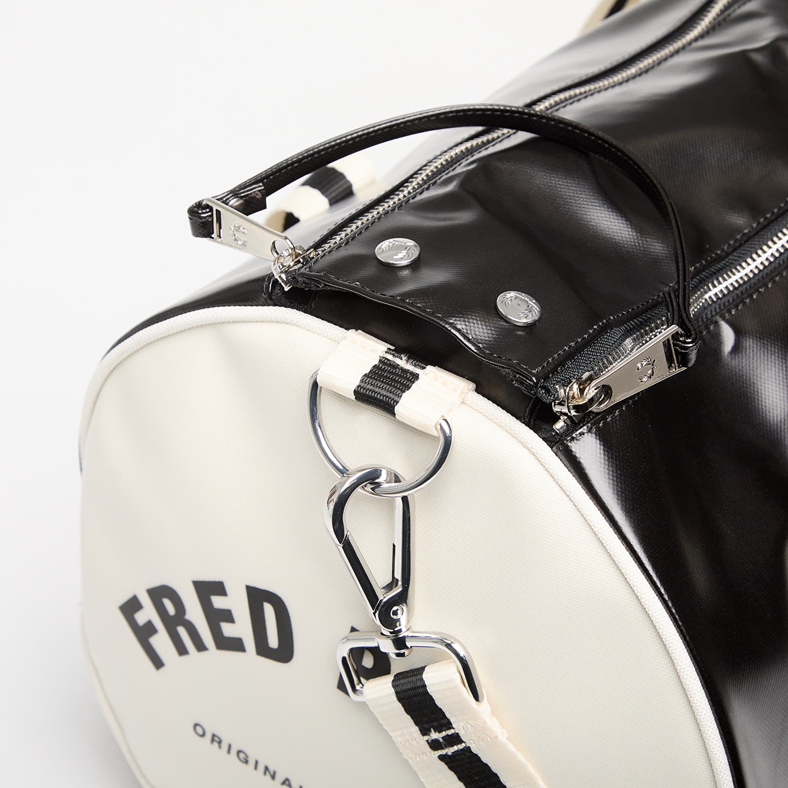 Duffle bag FRED PERRY Classic Barrel Bag Black/ Ecru