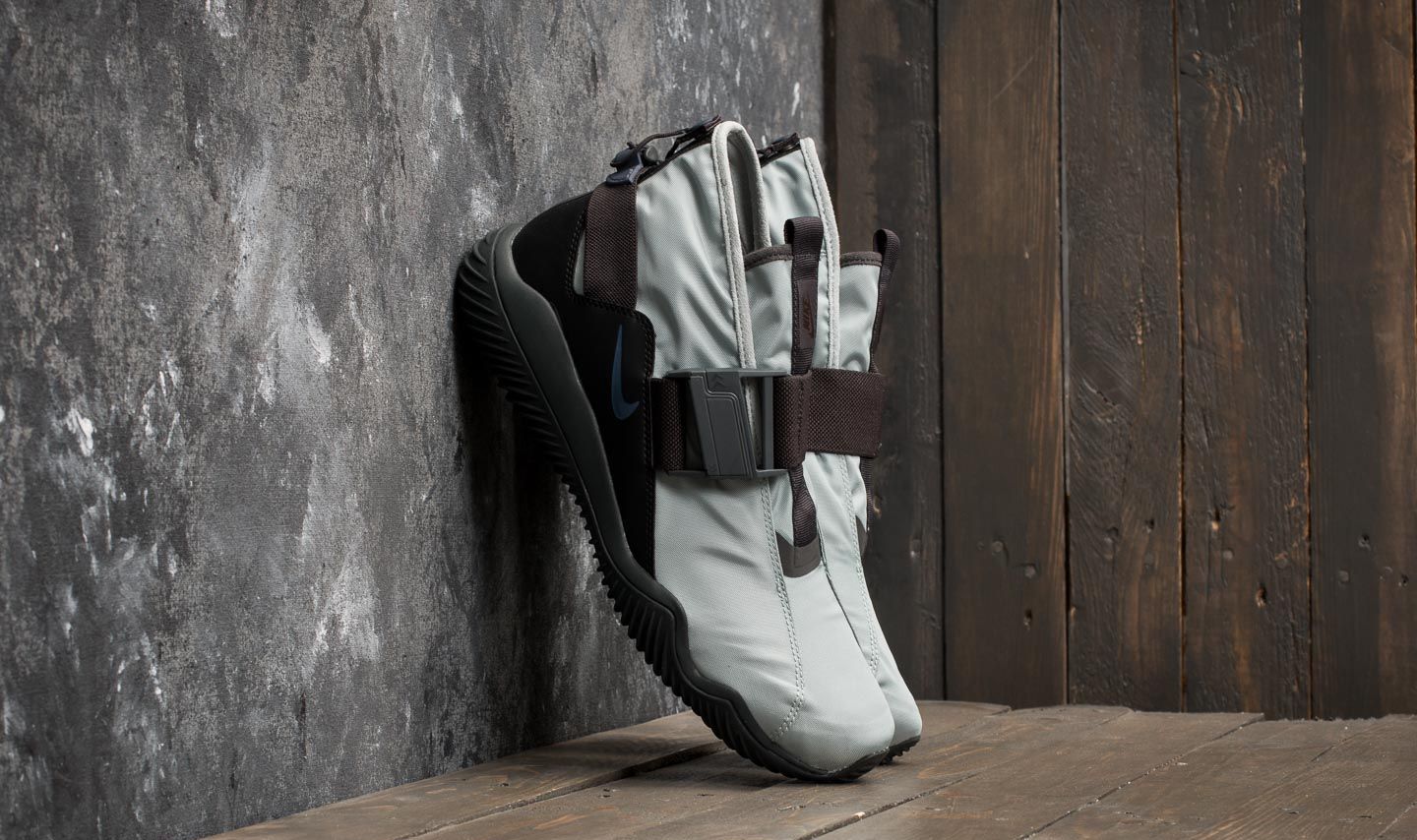 nike komyuter light pumice