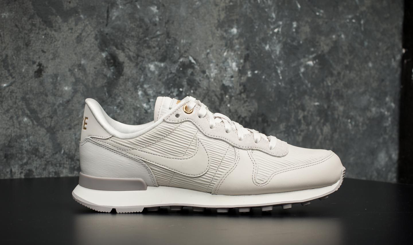 Wmns internationalist hot sale premium