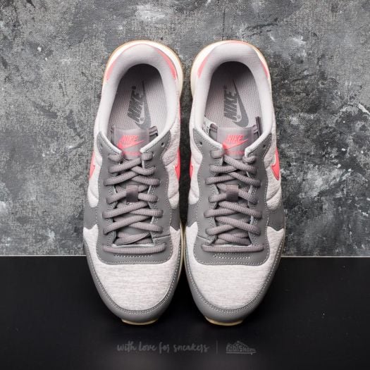 Nike internationalist coral sale