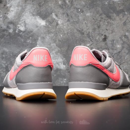 Nike shop internationalist coral