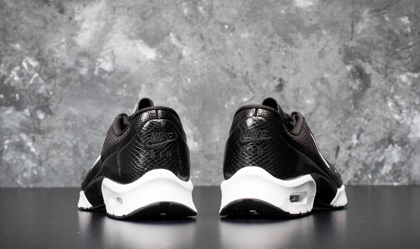 Chaussures et baskets femme Nike Wmns Air Max Jewell Black White Footshop