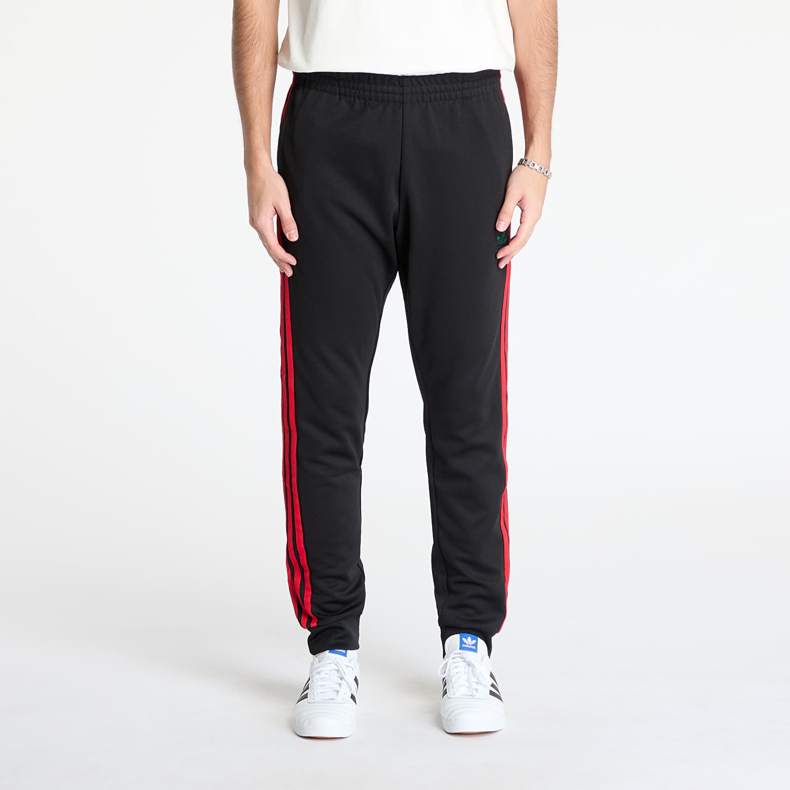 Hosen adidas Sst Adicolor Classics Trackpant Black/ Better Scarlet L