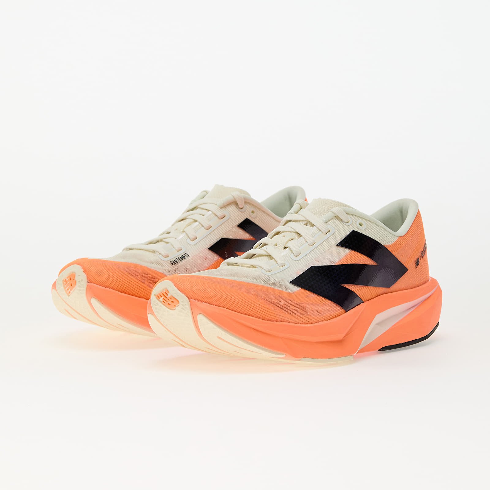 Frauen New Balance Fuelcell Rebel v4 Hot Mango/ Angora/ Black