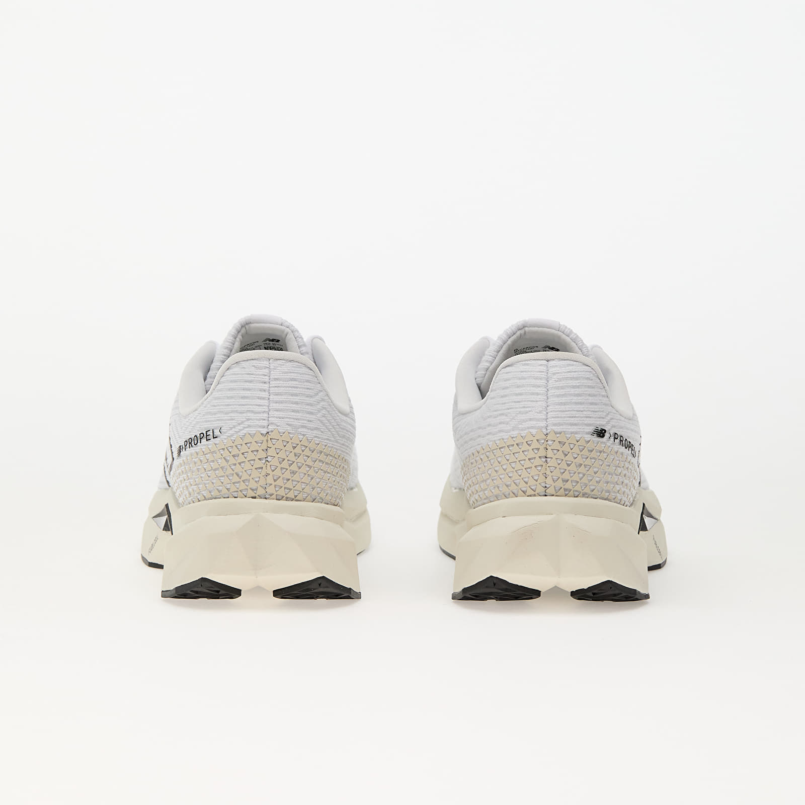 Pánské tenisky a boty New Balance FuelCell Propel v5 White/ Black Cement/ Linen