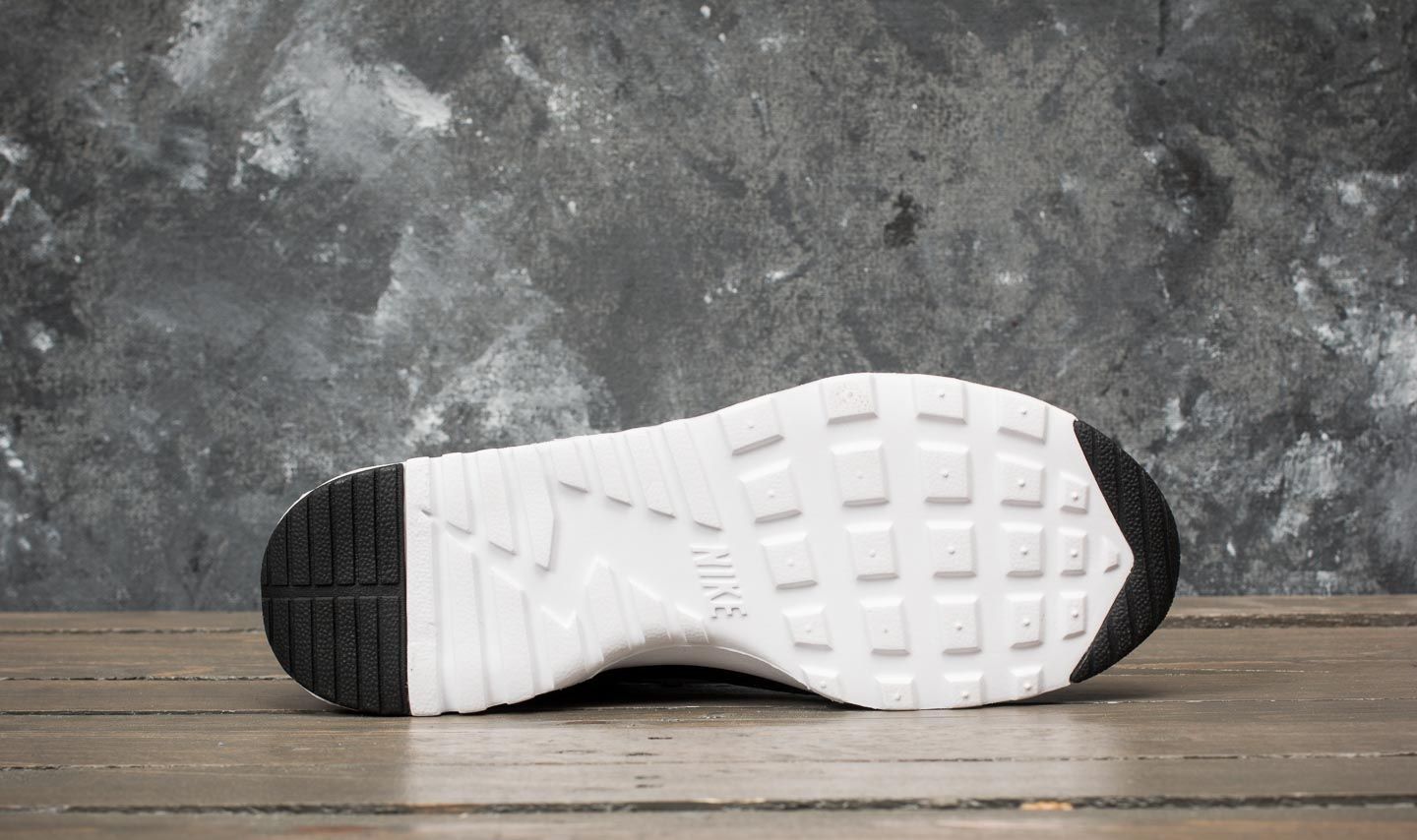 Nike air max hotsell thea black white sole