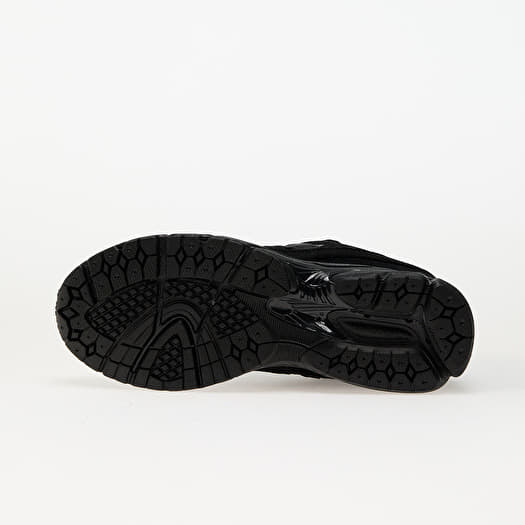 Men's shoes New Balance 2002R Triple Black Suede (U2002RBL) | Footshop