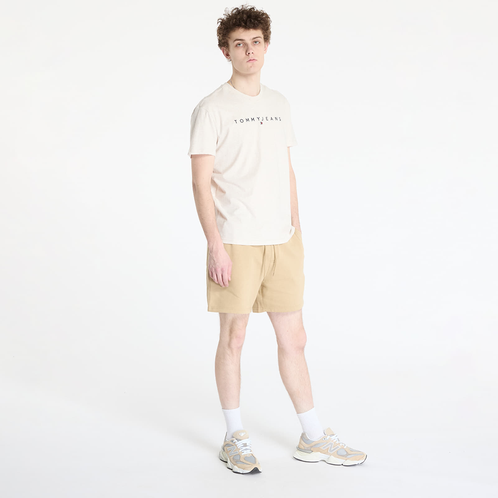 Männer T-Shirts Tommy Jeans Regular Linear Logo Tee Beige