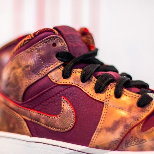 Garnet and gold nike shoes deals