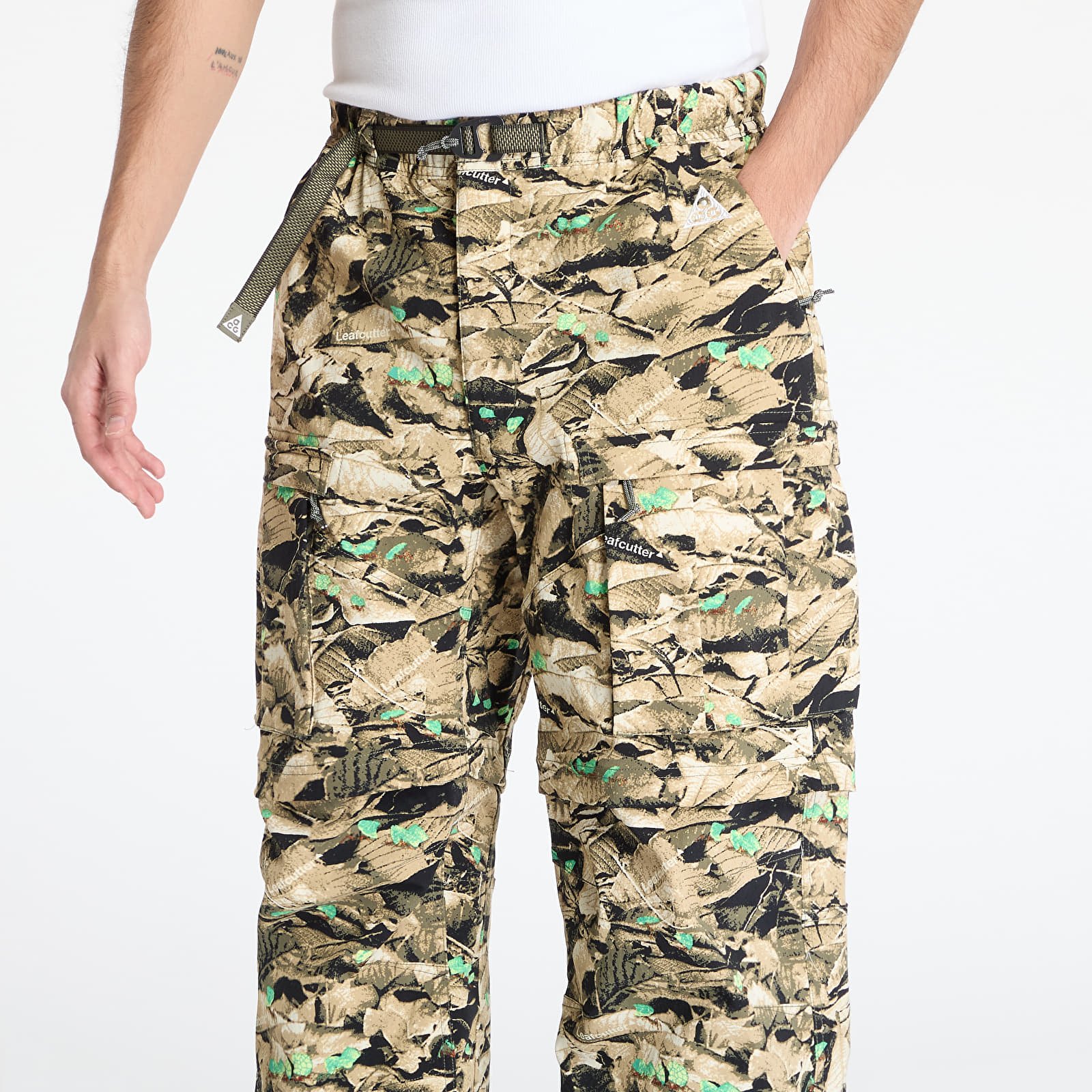 Pantaloni și blugi Nike ACG "Smith Summit" Water-Repellent UV Cargo Pants Parachute Beige/ Sequoia/ Summit White