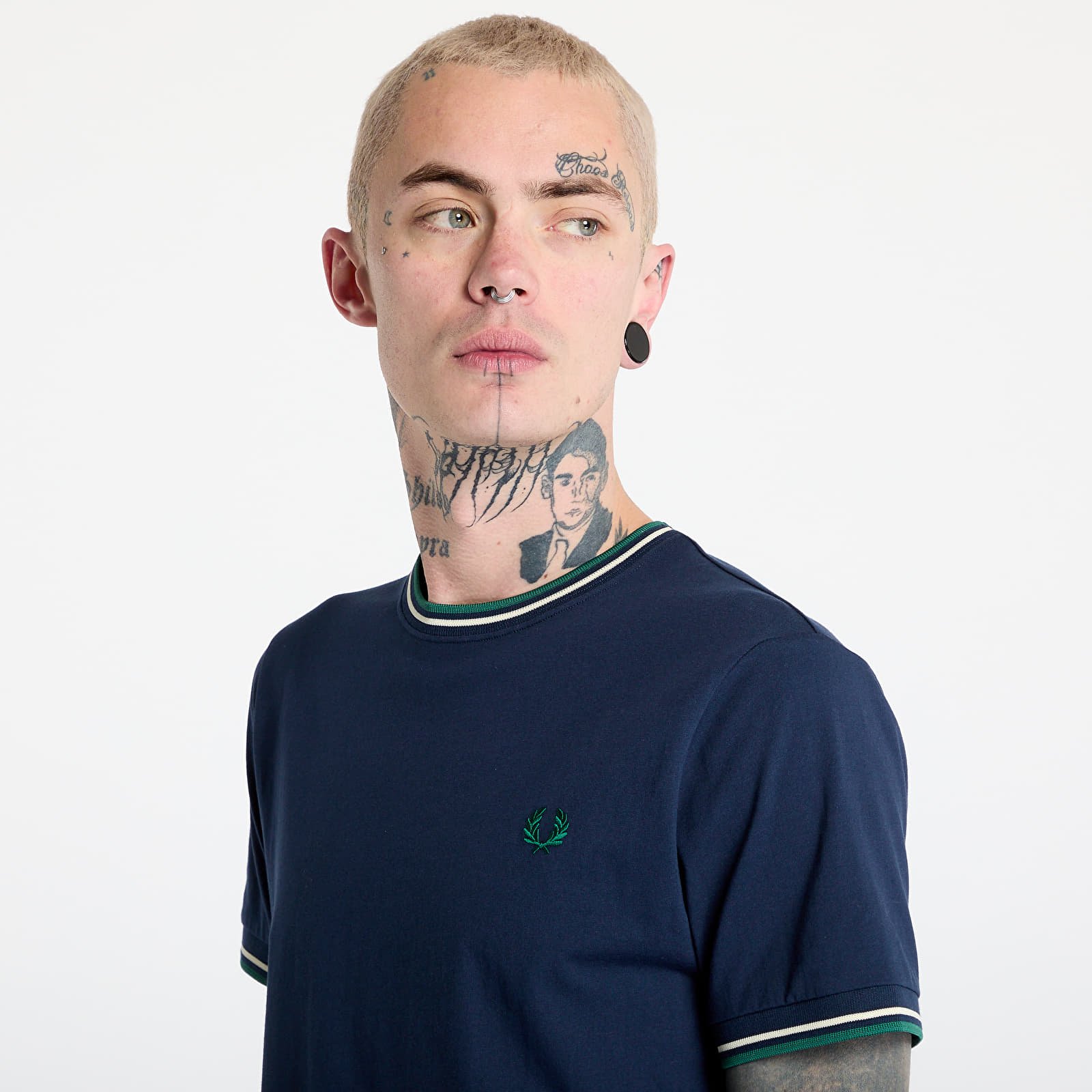 T-skjorter for menn FRED PERRY Twin Tipped T-Shirt Dark Carbon / Light Ecru / Label Green