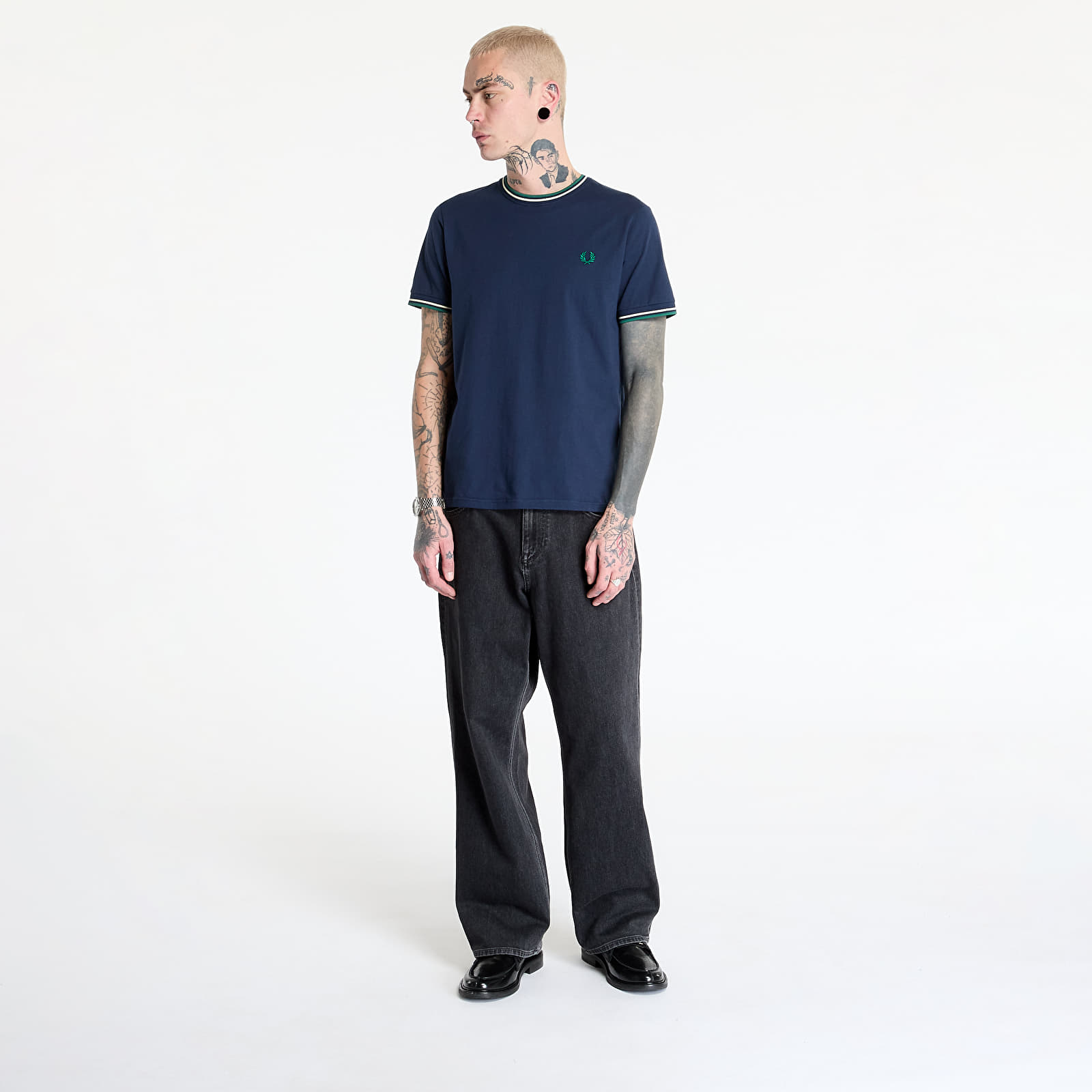 T-skjorter for menn FRED PERRY Twin Tipped T-Shirt Dark Carbon / Light Ecru / Label Green