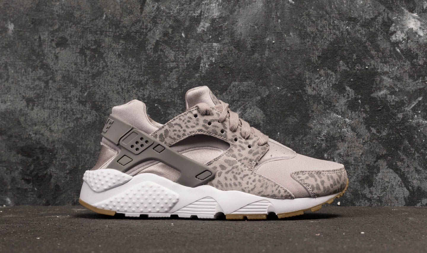 Women s shoes Nike Huarache Run SE GS Atmosphere Grey Gunsmoke Footshop