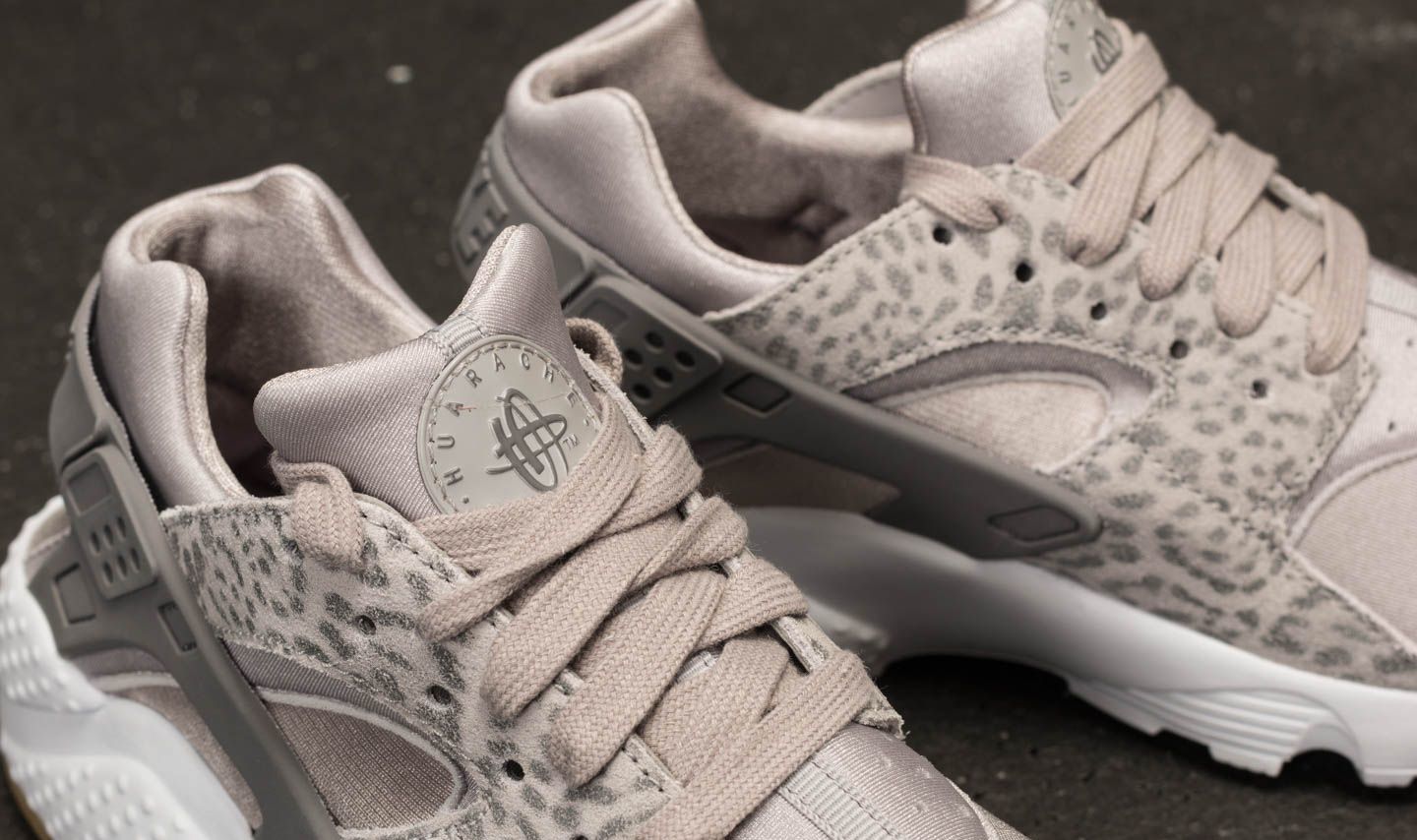 Női cipők Nike Huarache Run SE (GS) Atmosphere Grey/ Gunsmoke