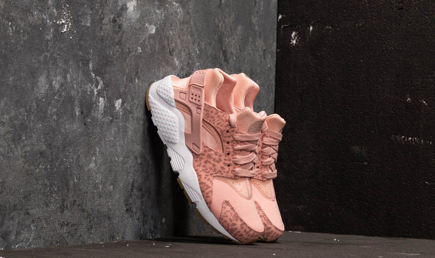 Kids' sneakers and shoes Nike Huarache Run SE (GS) Coral Stardust/ Rust Pink
