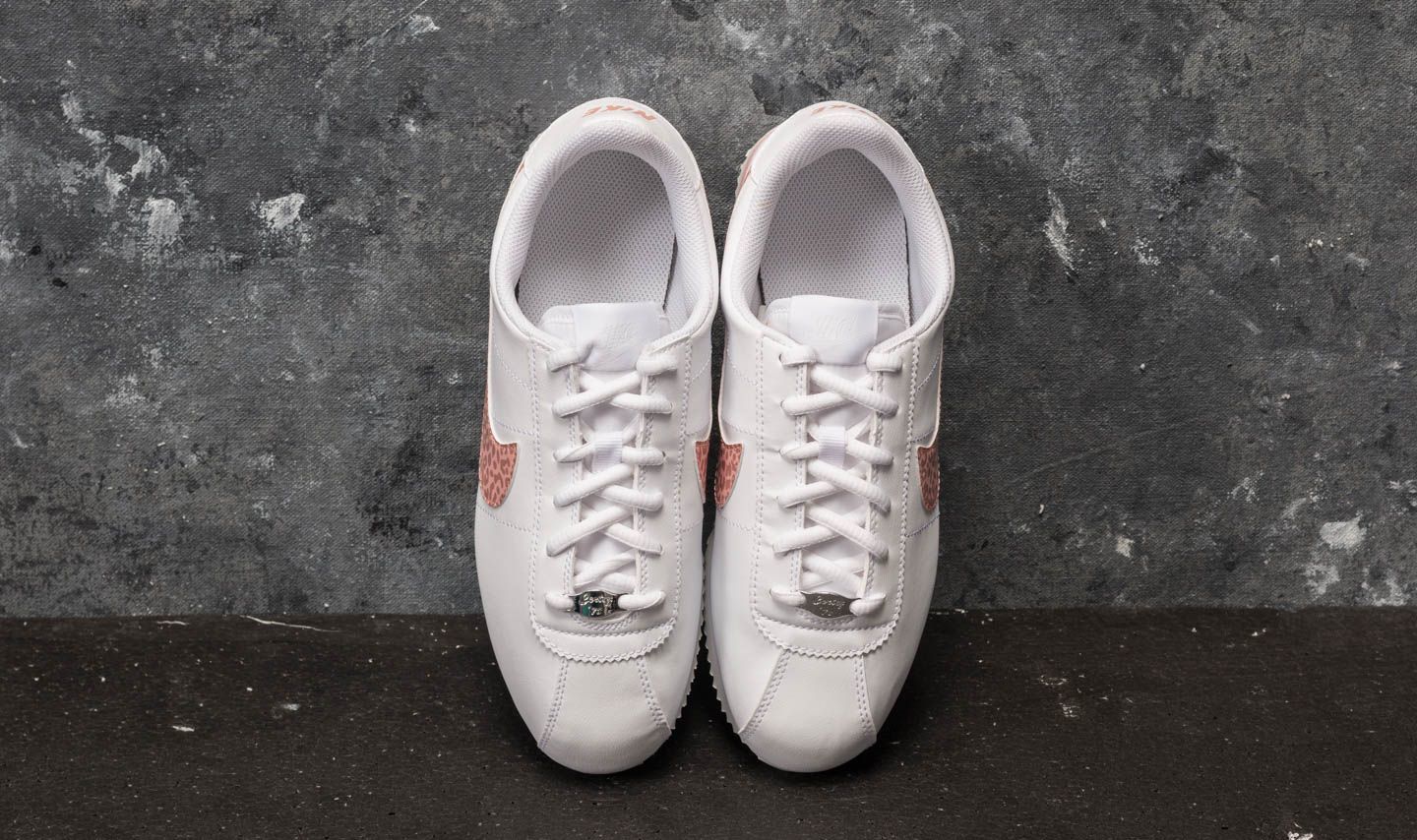 Zapatillas y zapatos para niños Nike Cortez Basic SL (GS) White/ Coral Stardust/ Rust Pink