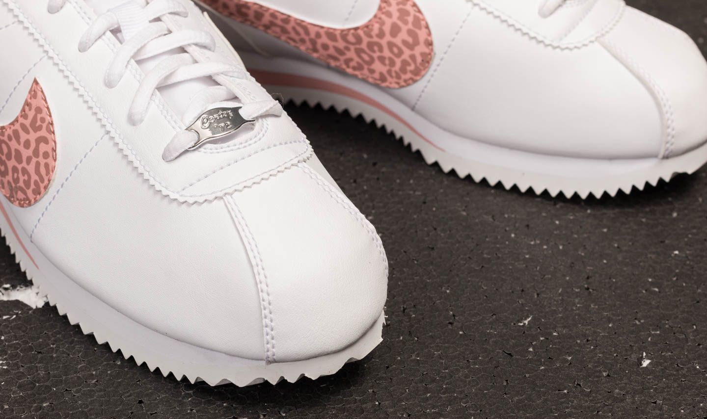 Zapatillas y zapatos para niños Nike Cortez Basic SL (GS) White/ Coral Stardust/ Rust Pink