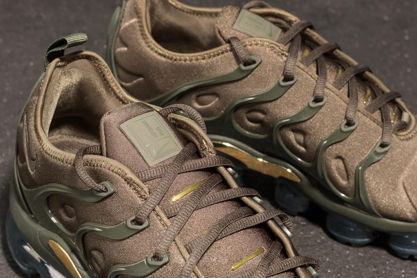 Nike vapormax plus khaki green top