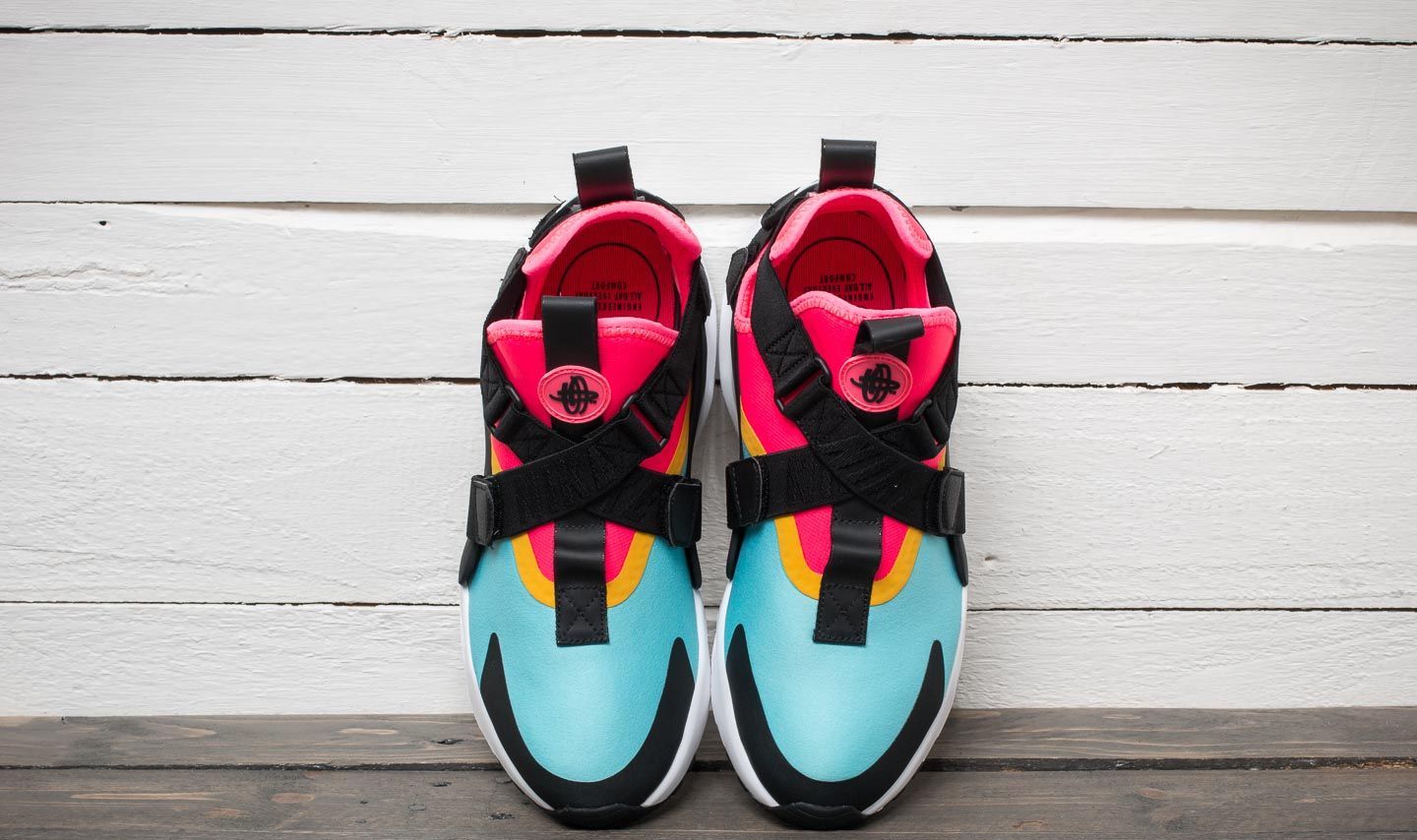 Chaussures et baskets femme Nike Air Huarache City W Bleached Aqua Black Racer Pink Footshop
