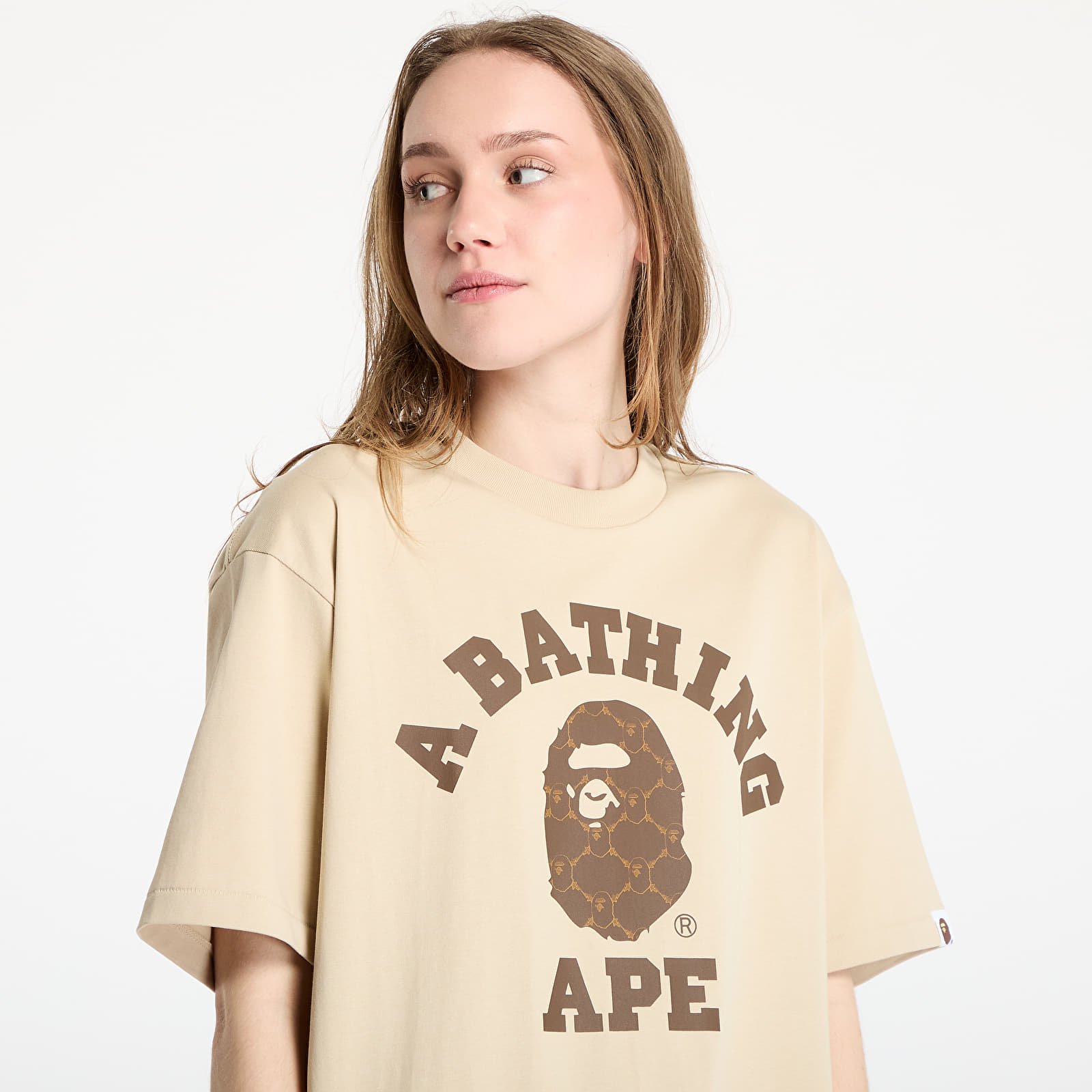 Männer T-Shirts A BATHING APE College Monogram College Relaxed Fit Tee UNISEX Beige