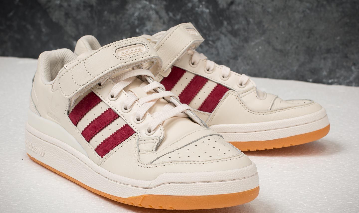 Adidas forum low on sale chalk white/collegiate burgundy/gum