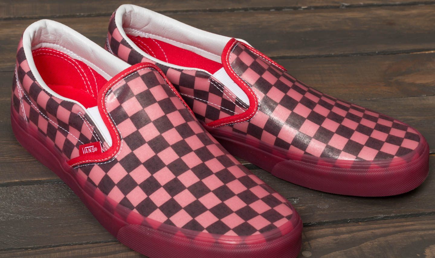 Men s shoes Vans Classic Slip On Translucent Rubber Hibiscus Checkerboad Footshop