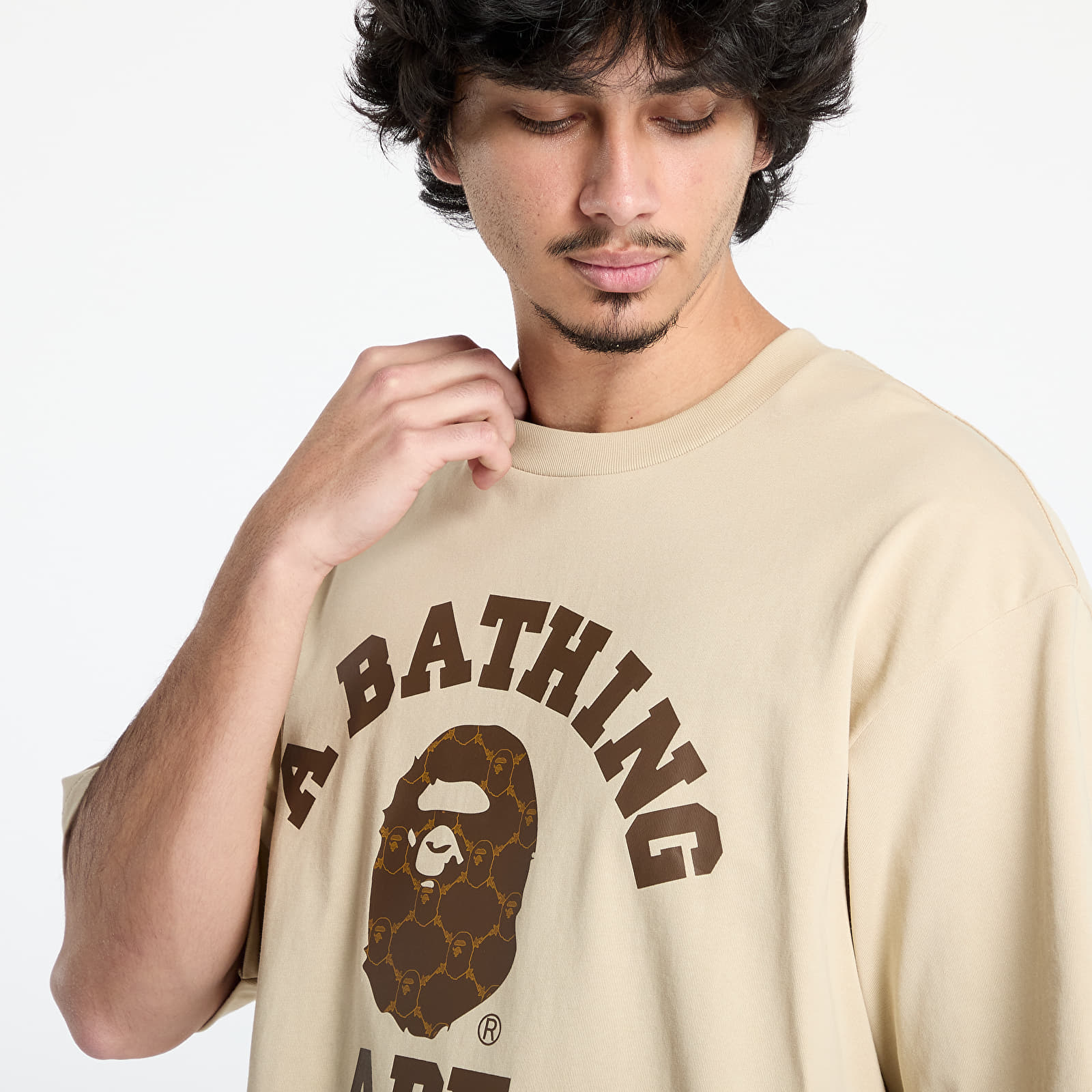 Männer T-Shirts A BATHING APE College Monogram College Relaxed Fit Tee UNISEX Beige
