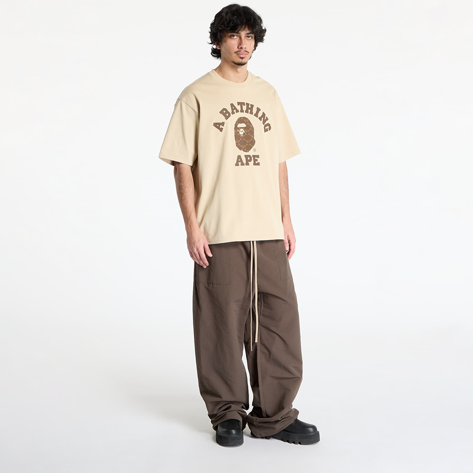 Männer T-Shirts A BATHING APE College Monogram College Relaxed Fit Tee UNISEX Beige