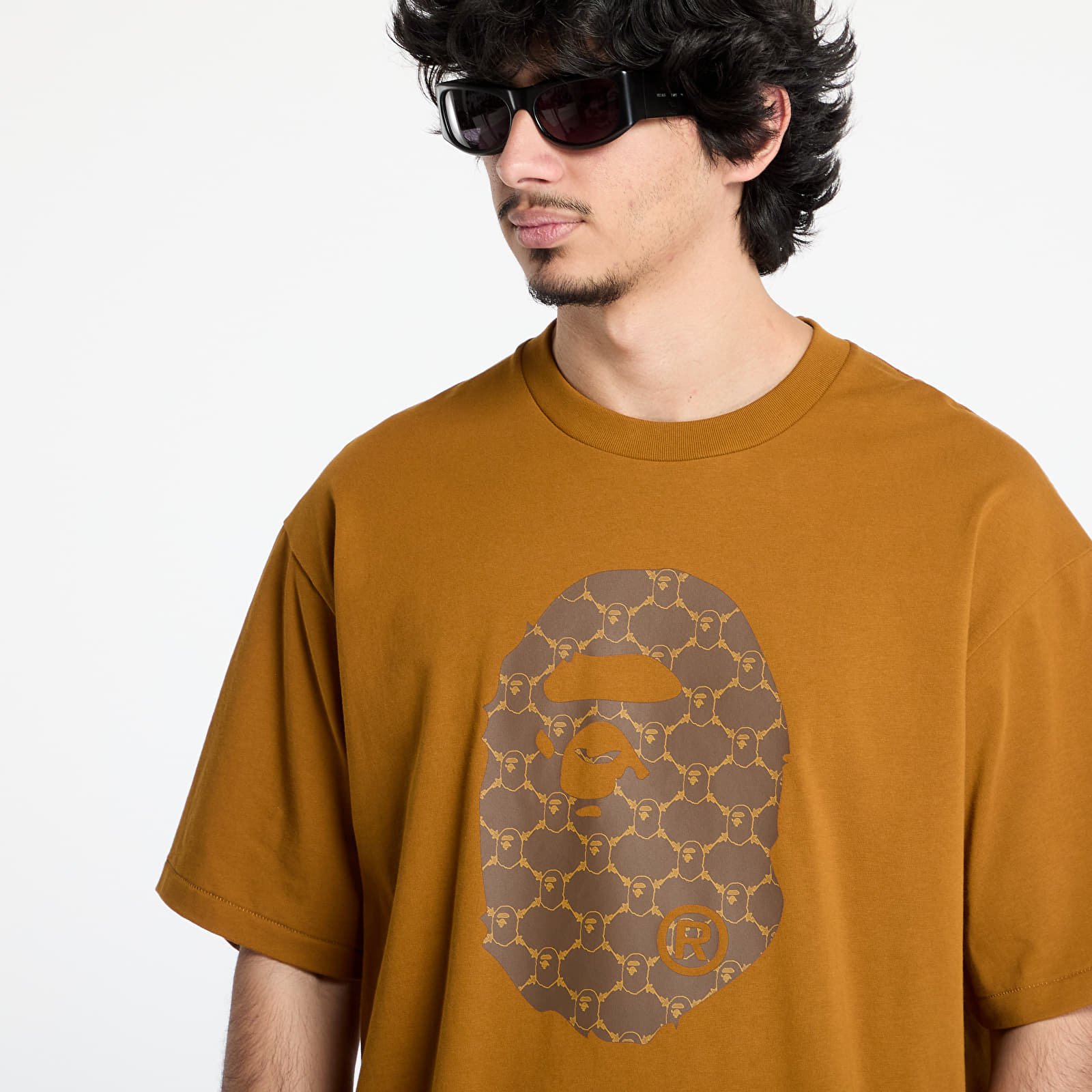 Чоловічі футболки A BATHING APE College Monogram Ape Head Relaxed Fit Tee UNISEX Beige