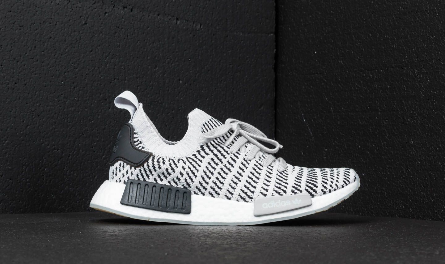 Nmd_r1 stlt pk clearance grey/core black men's shoe