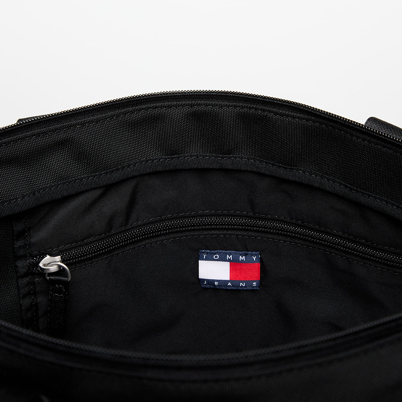 Torby przez ramię Tommy Jeans Ess Daily Tote Black