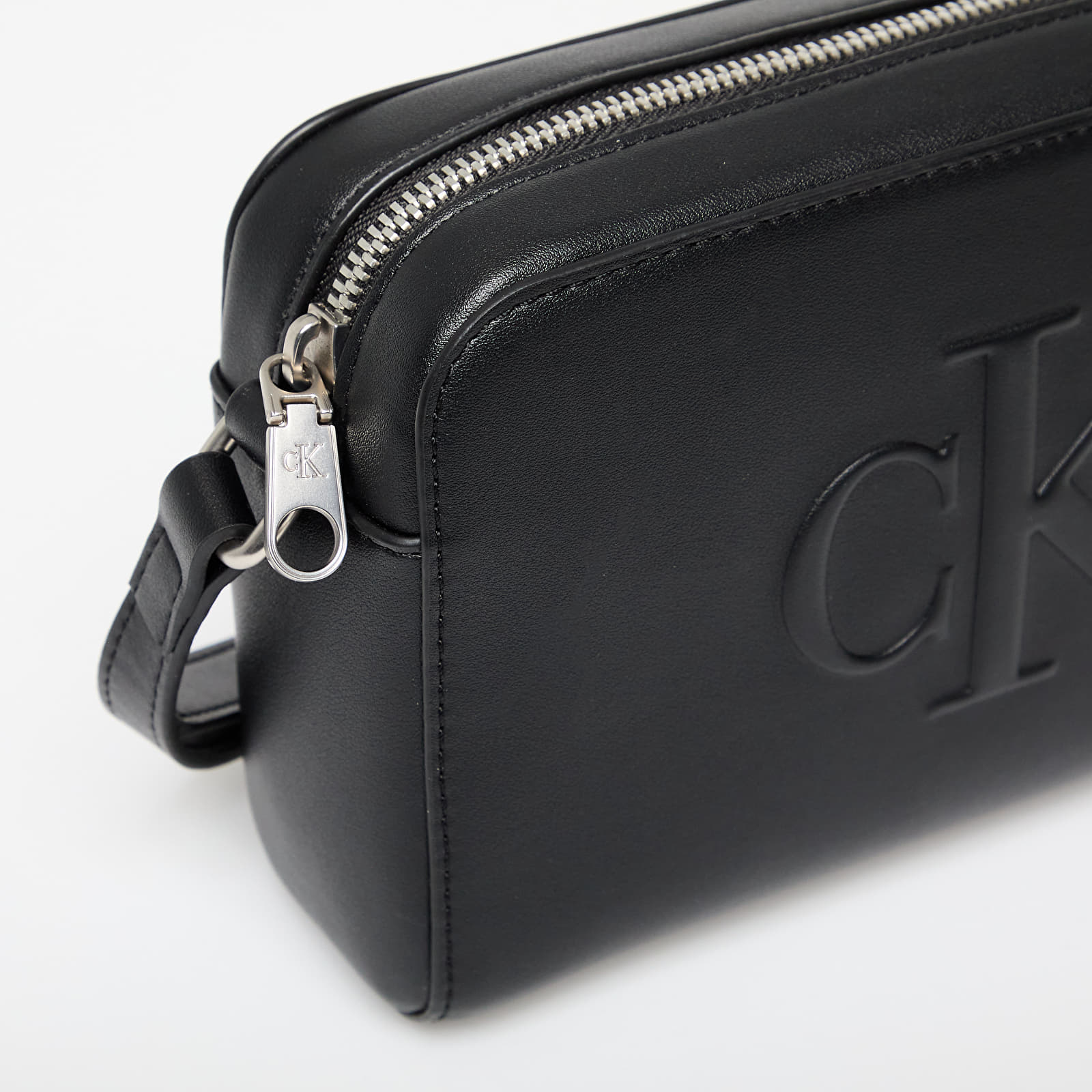 Tašky přes rameno Calvin Klein Jeans Sculpted Ew Camera Bag Black