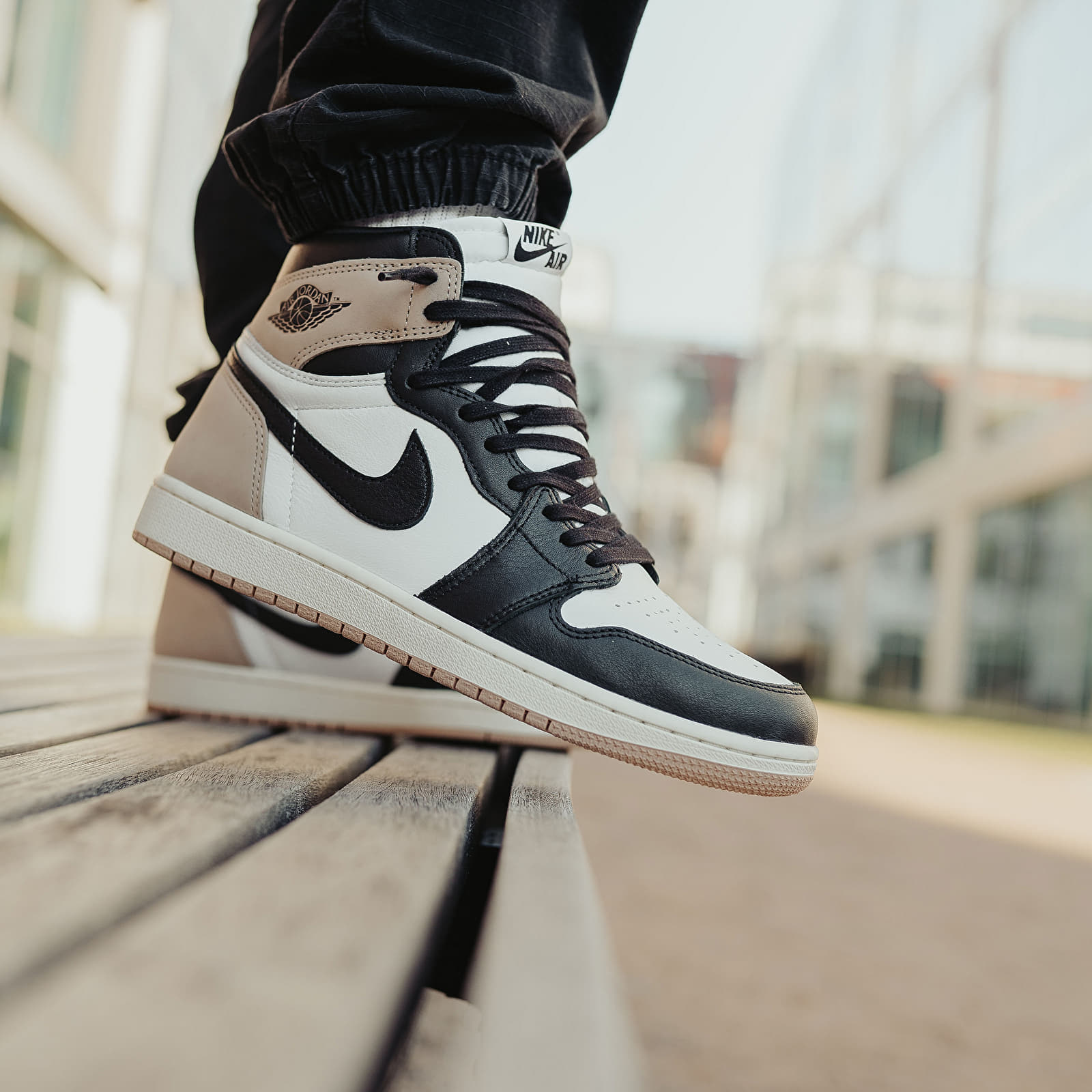 Dámske topánky a tenisky Air Jordan 1 Retro High OG "Latte" W Black/ Legend Md Brown-White-Sail