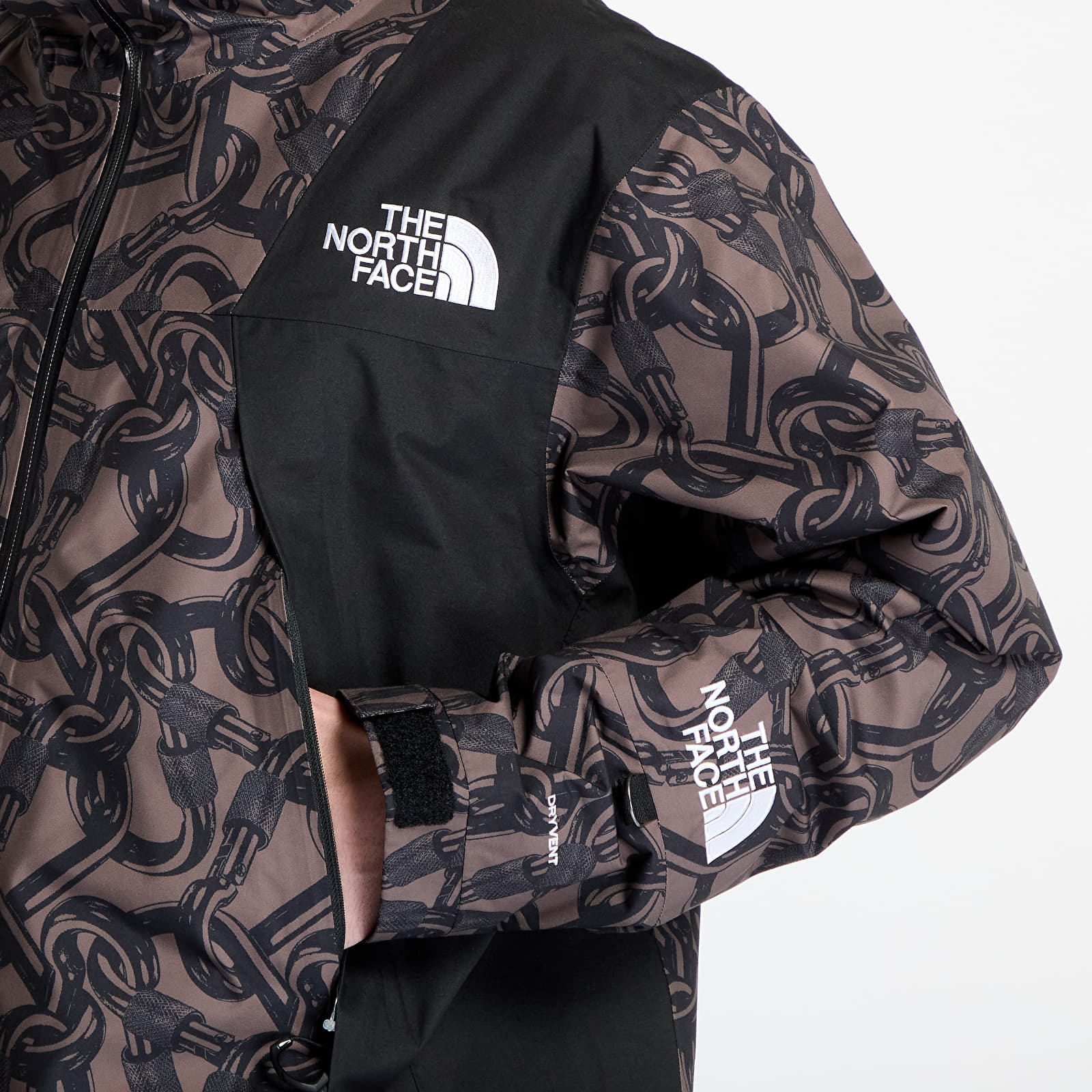 Treener joped The North Face Nse Shell Jacket UNISEX Print Smokey Brown Carabiner