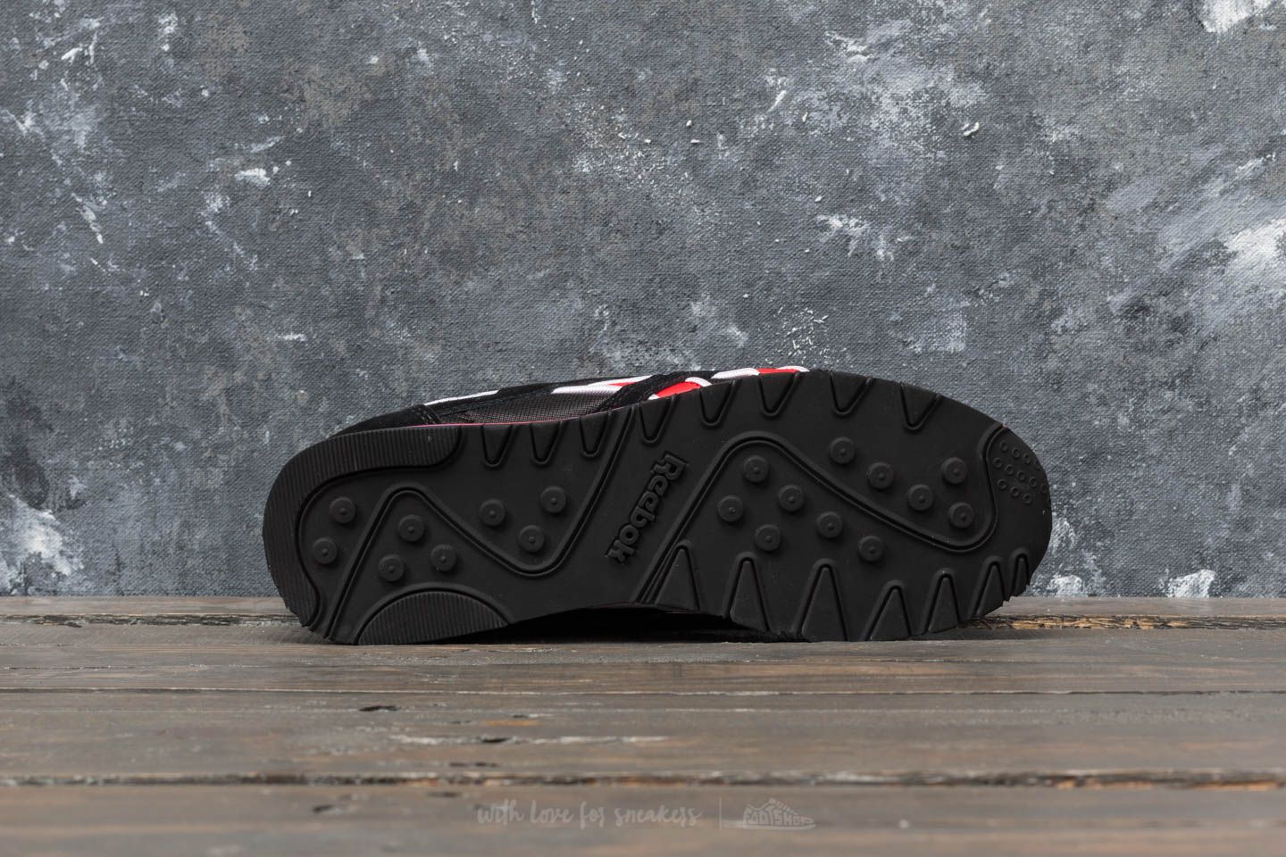 Дамски кецове и обувки Reebok W CL Nylon PE Black/ White/ Dayglow Red