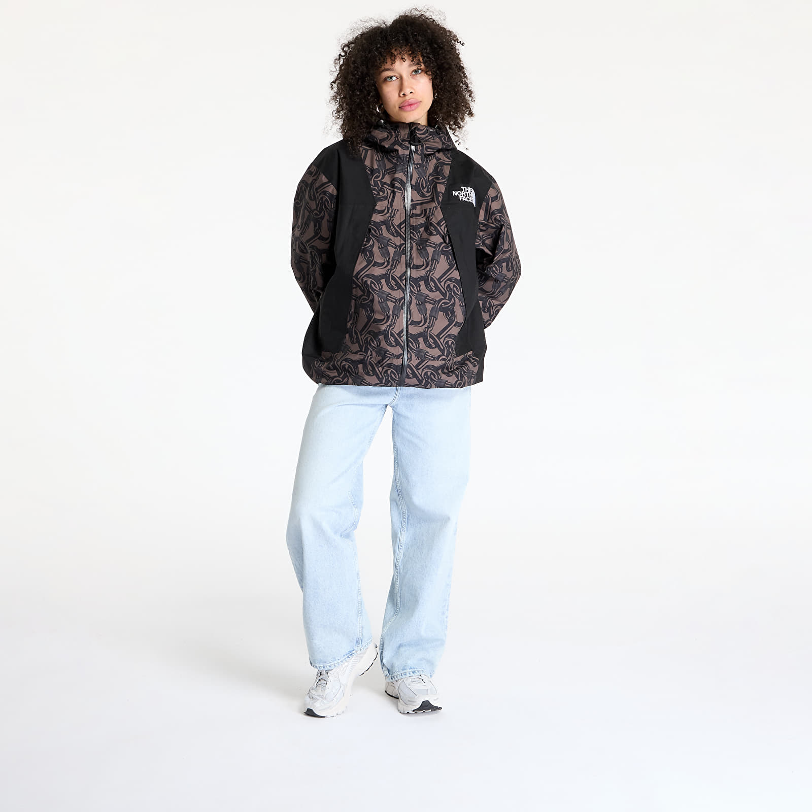 Treener joped The North Face Nse Shell Jacket UNISEX Print Smokey Brown Carabiner