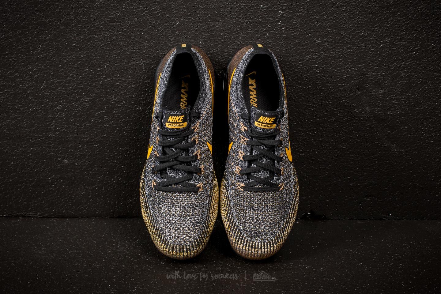 Nike vapormax black/dark grey/mineral gold store