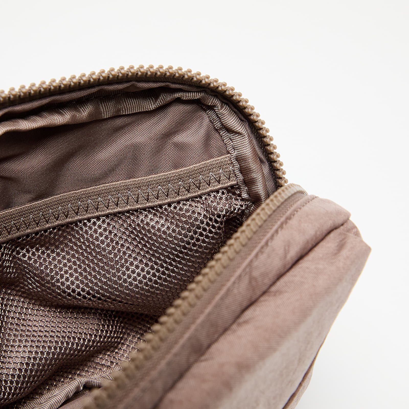 Bolsas da moda Nike Aura Crossbody Bag (2L) Mink Brown/ Mink Brown/ Matte Silver